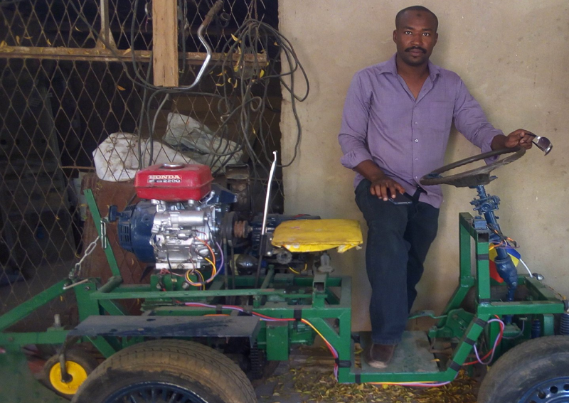 Un jeune crée un tracteur multifonctionnel qui laboure, décortique le maïs et le mil