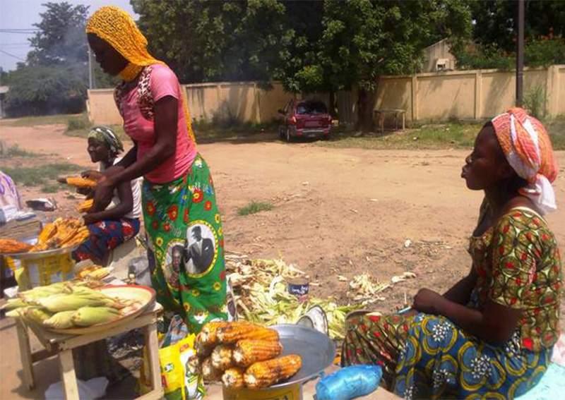 Le commerce du  maïs frais : un moyen de survie pour des jeunes femmes tchadiennes